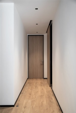 黑色窄邊框門洞與踢腳線融為一體，這些現代簡約元素用在走廊里，干凈利落