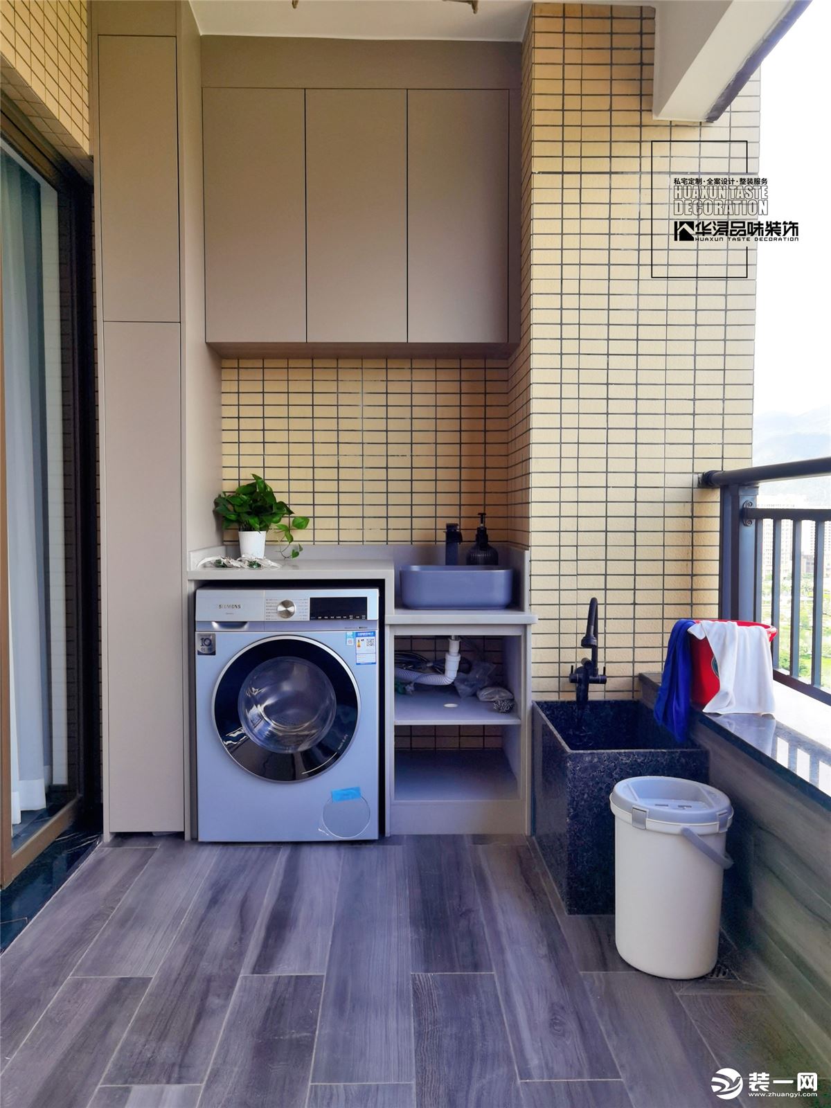 阳台放置洗衣机，对晾晒更方便，上面增加了一个储物柜方便收纳