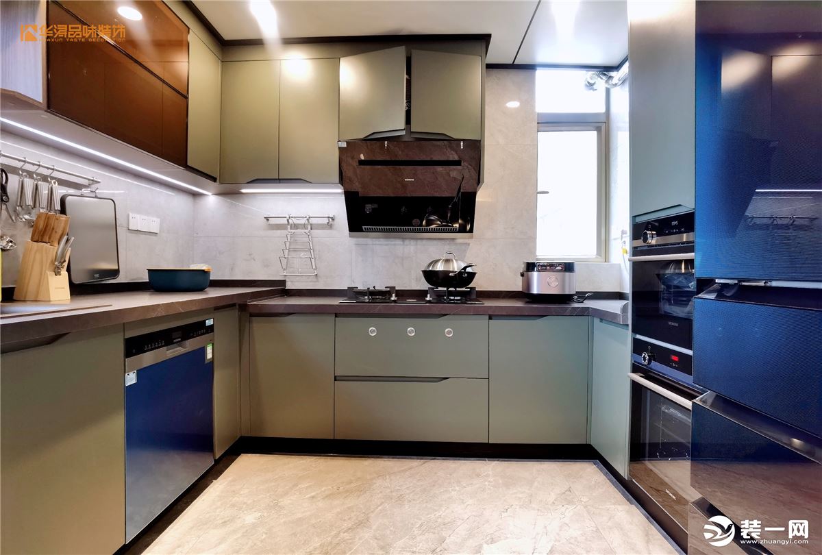厨房：厨房采用封闭式U型布局，空间得到充分利用，搭以颜色耐脏的军绿橱柜，瞬间提升了厨房的品味。