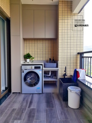 阳台放置洗衣机，对晾晒更方便，上面增加了一个储物柜方便收纳
