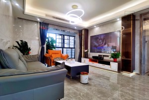 客厅采用灰色大理石通铺，搭配和玄关配套的白色时尚电视柜，加以现在流行的混搭沙发令客厅更加色彩生动