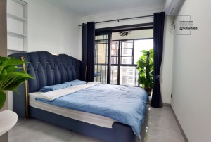 次卧：次卧也用蓝色软装和窗帘来衬托整个房间的色彩。