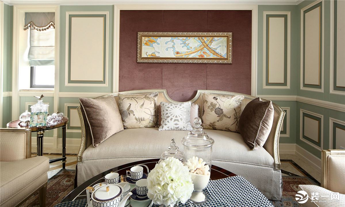 欧式沙发在空间凸显风格的，低调与华美，浅绿色与浮雕的搭配，增添了一丝清新。