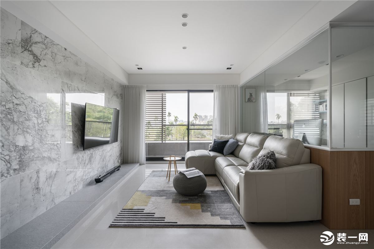 客厅以白色为主，大理石背景墙，搭配皮质沙发，简单舒适