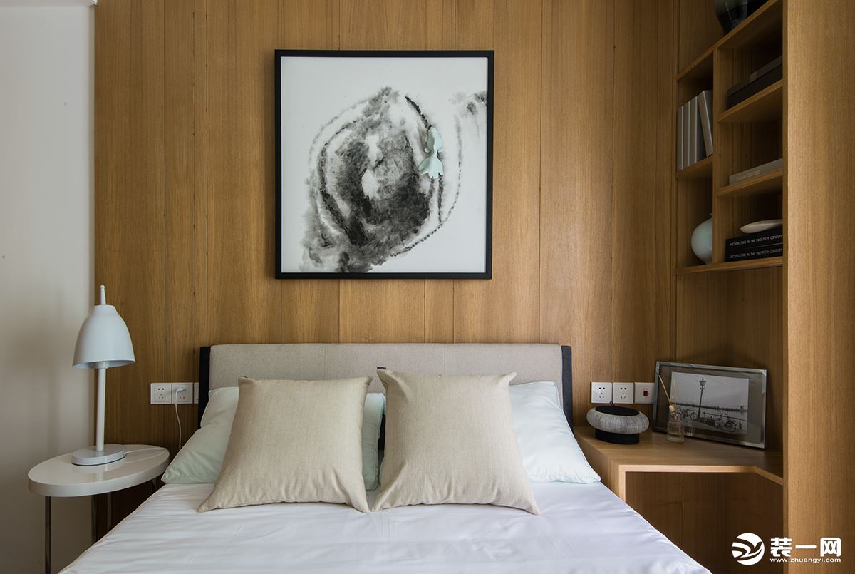 卧室延续着整体的风格，木元素的搭配，暖色调增添睡意，舒适放松。