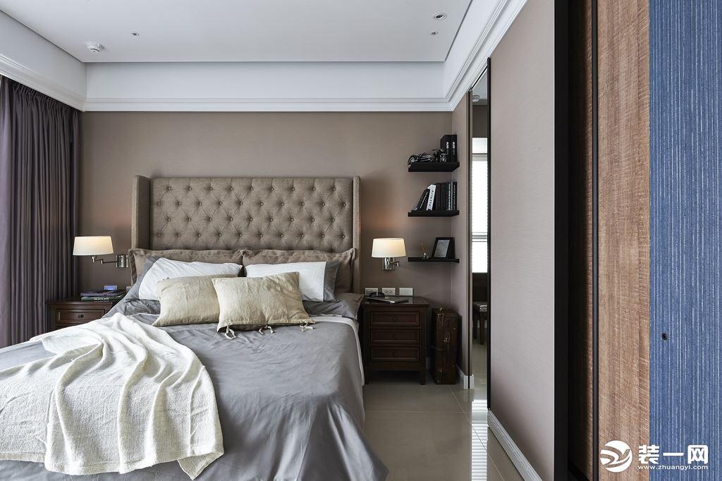 卧室搭配了一个衣帽间的设计，棉麻工艺的床饰，简单舒服是天然的柔和感。
