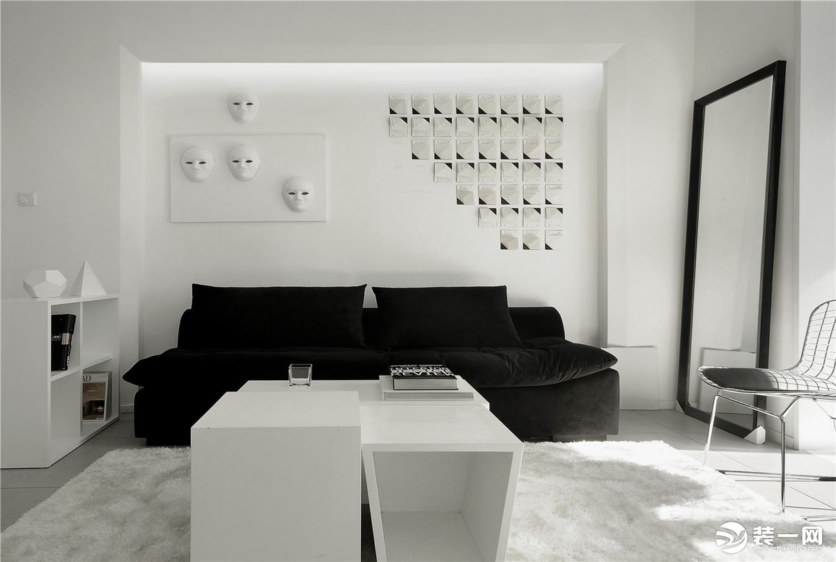 整体空间以白色为主，干净没有过多的色彩，纯黑色的沙发点缀，是空间是唯一不一样的色彩，与毛绒地毯相互搭