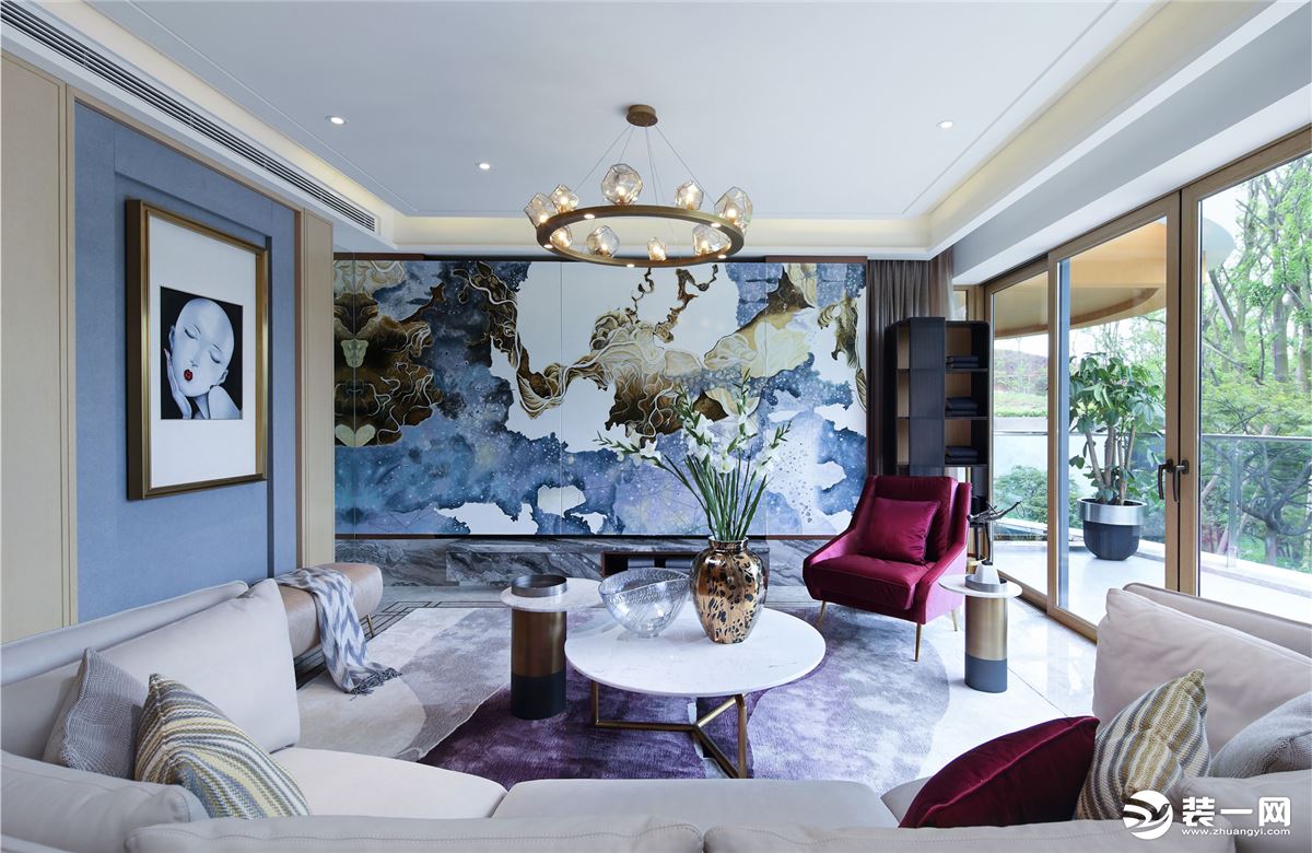沙发对面的背景墙，壁画的设计，金色与蓝色的交杂加入白色的点缀，清澈灵动展现轻奢。