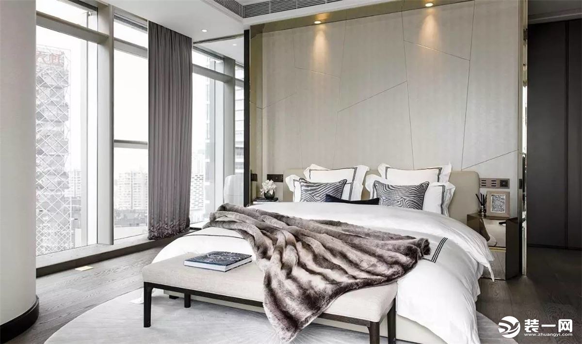 主卧现代舒适的卧室空间，布置皮艺床与白色床单，床铺下铺上地毯，简约温馨的空间，感受时尚优雅的质感。