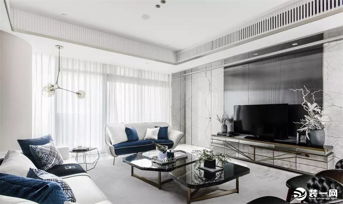 客厅以浅色调为主，使得空间提升明亮感，落地窗的搭配，让空间更加的通透，感受阳光的舒适