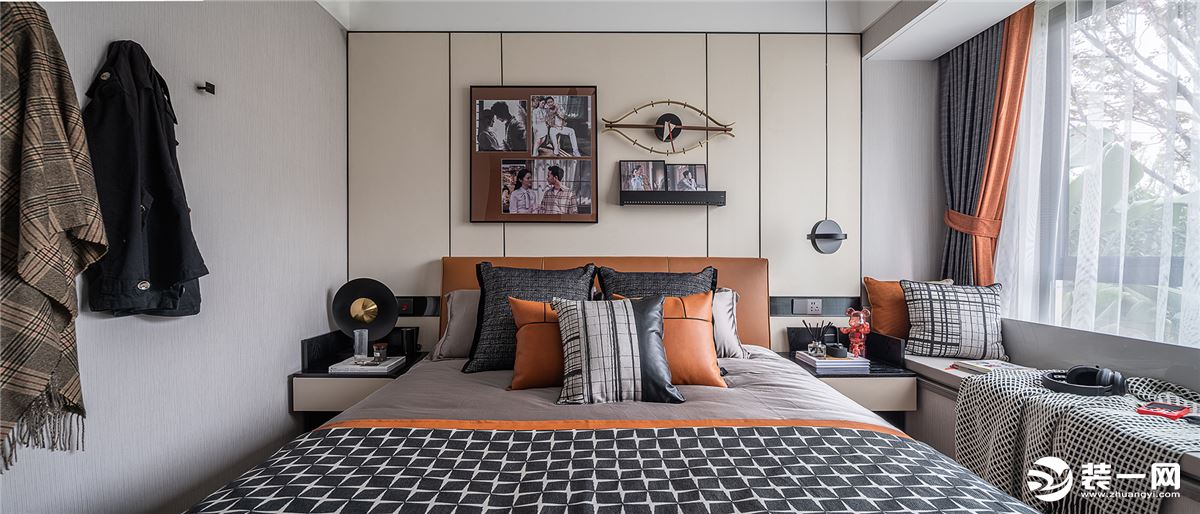 主卧延续客厅的风格设计，橙色布艺+皮革的搭配，时尚沉稳活力都在空间中展现。