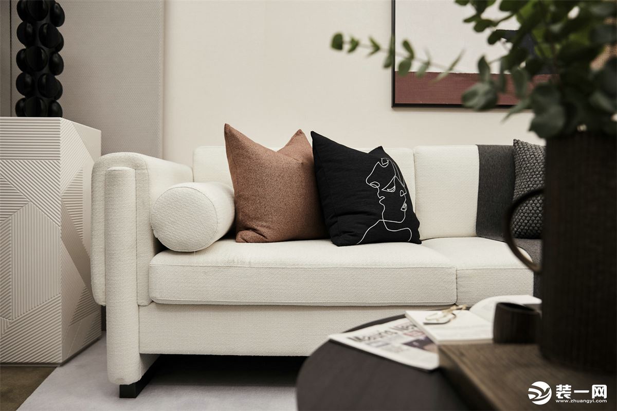 整体以浅色调搭配空间，以明亮大方的空间，布置上实用舒适的家具