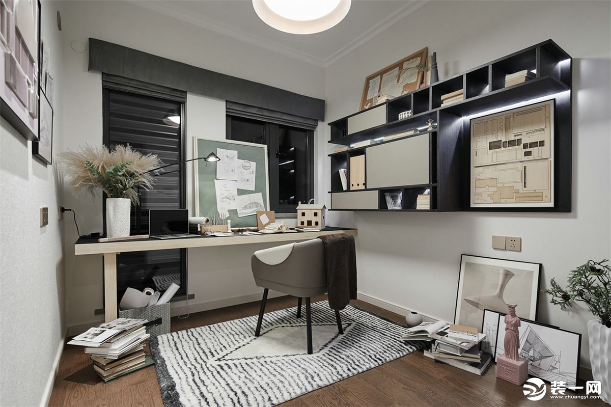 书房简单的空间设计，以白色为主的基础色，隔板与画框的搭配，沉稳内敛。