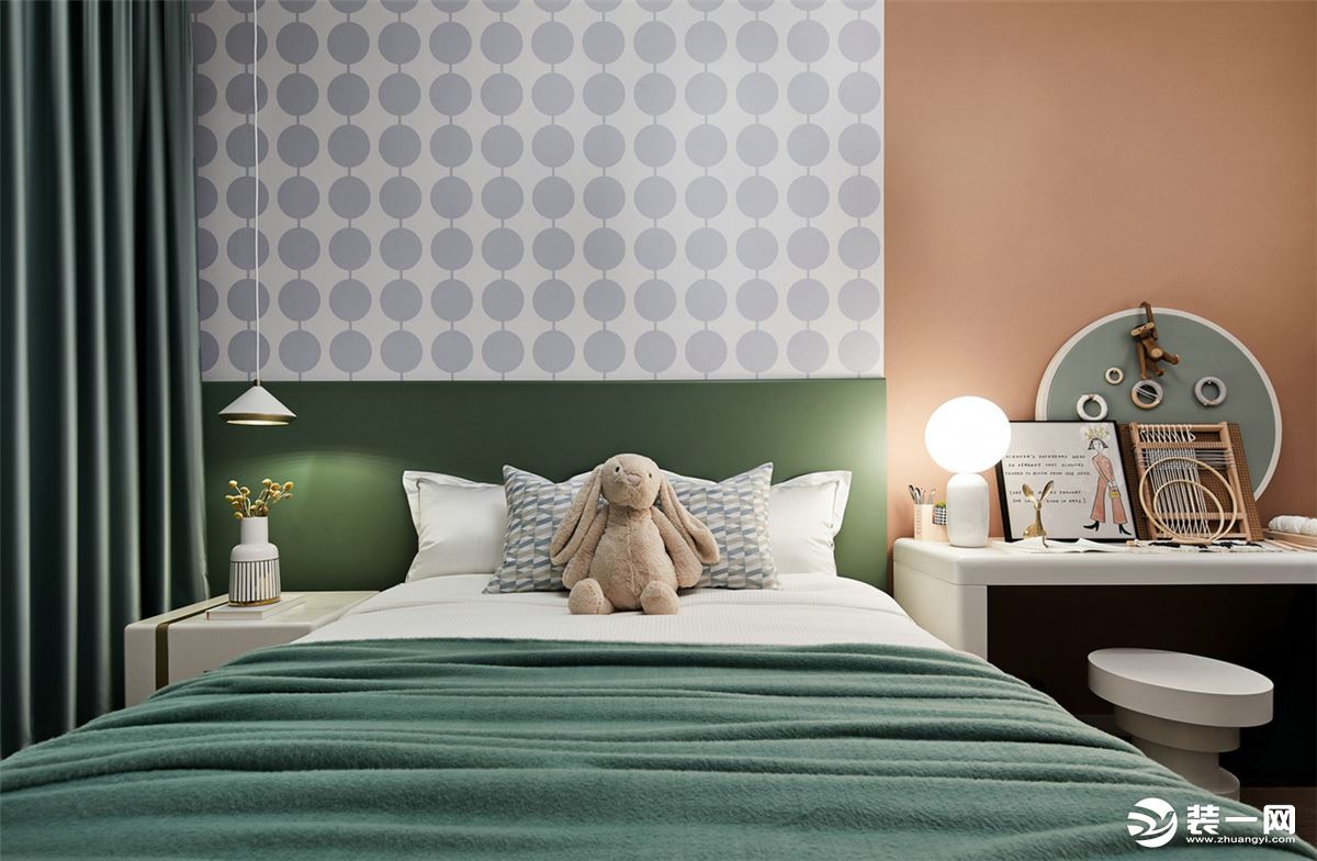 卧室以绿色+藕粉色的搭配，清新的色彩感，与床头的小灯，照亮夜晚的温暖。