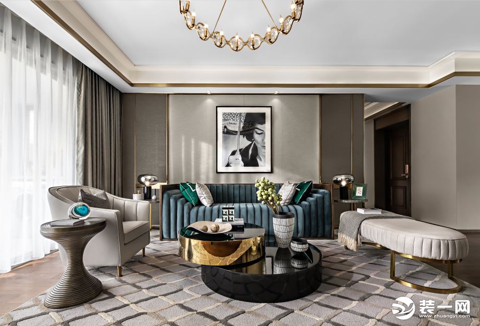 客厅以深灰色为主，背景墙金线的点缀，柔软而舒适条纹组合沙发设计，时尚品质。