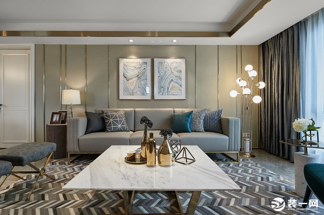 整体客厅以现代轻奢风为基调，垫上一块条纹的地毯，结合金属质感的细节点缀，显得档次有气质。