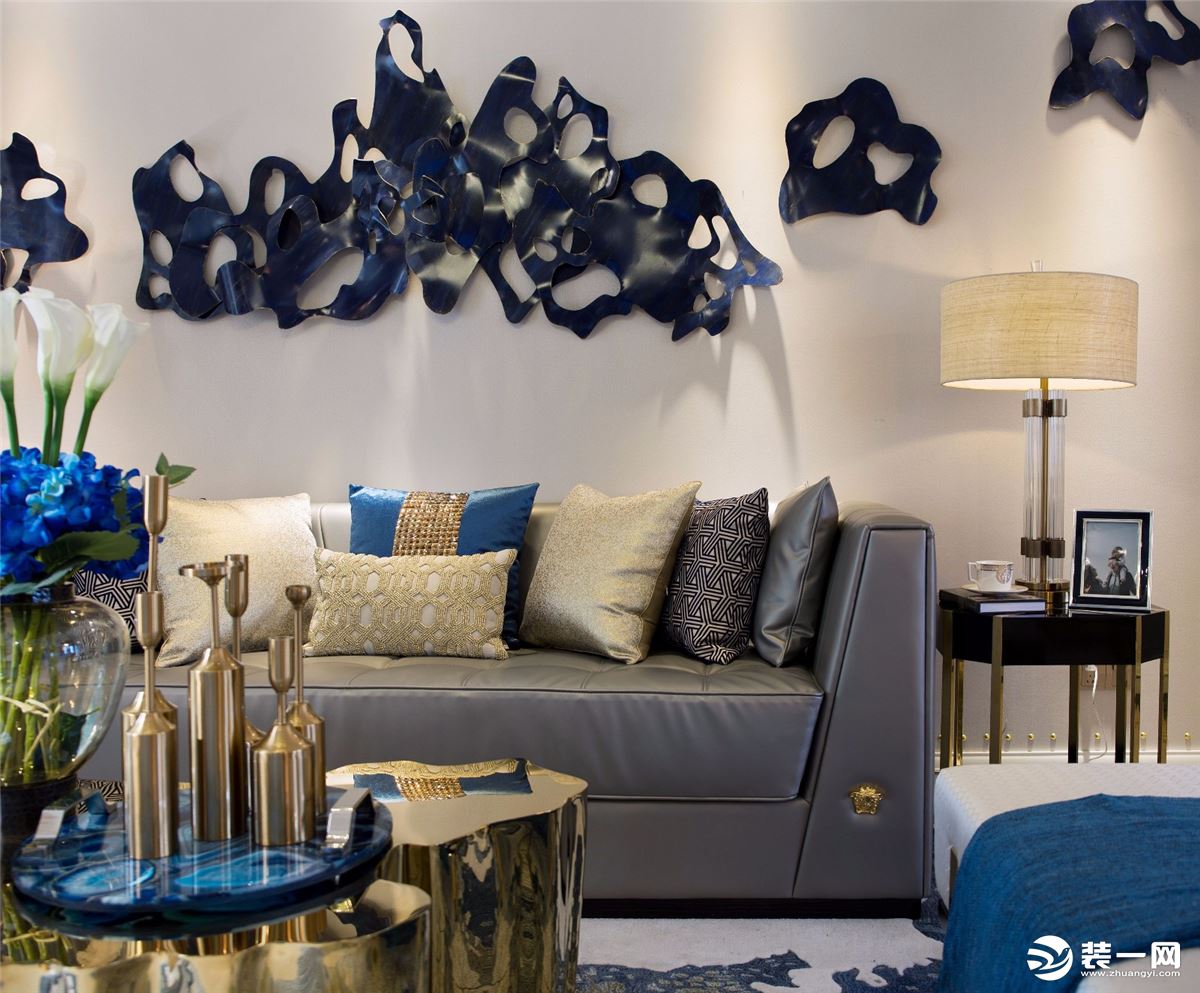 客厅整体以白色为主的空间与家居软装布置，结合轻奢与复古调的细节元素，让空间呈现出一种简洁舒适的大方氛