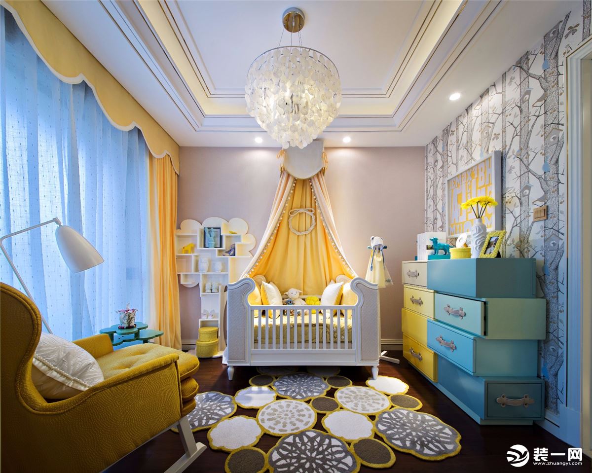 儿童房以黄色为基础色，明亮舒适而的空间，与羽毛的搭配，柔软而温暖。
