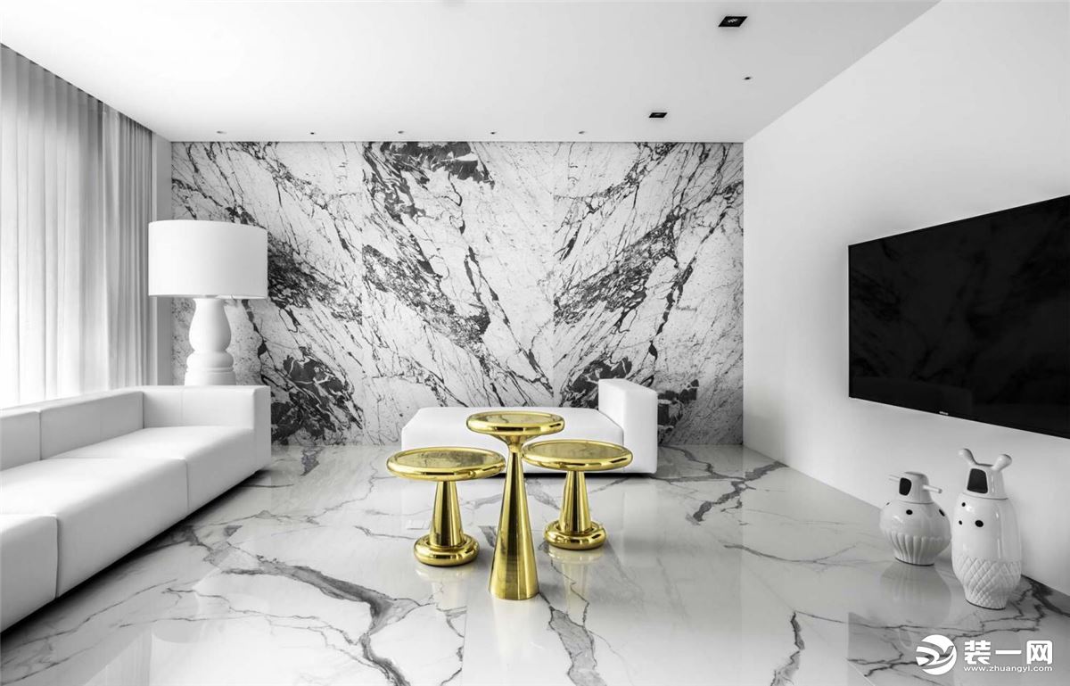 客厅整体采用大理石为主，黑白的纹理在空间展现魅力，而那一抹巧妙的金色搭配，让人感觉到这个空间的其他亮