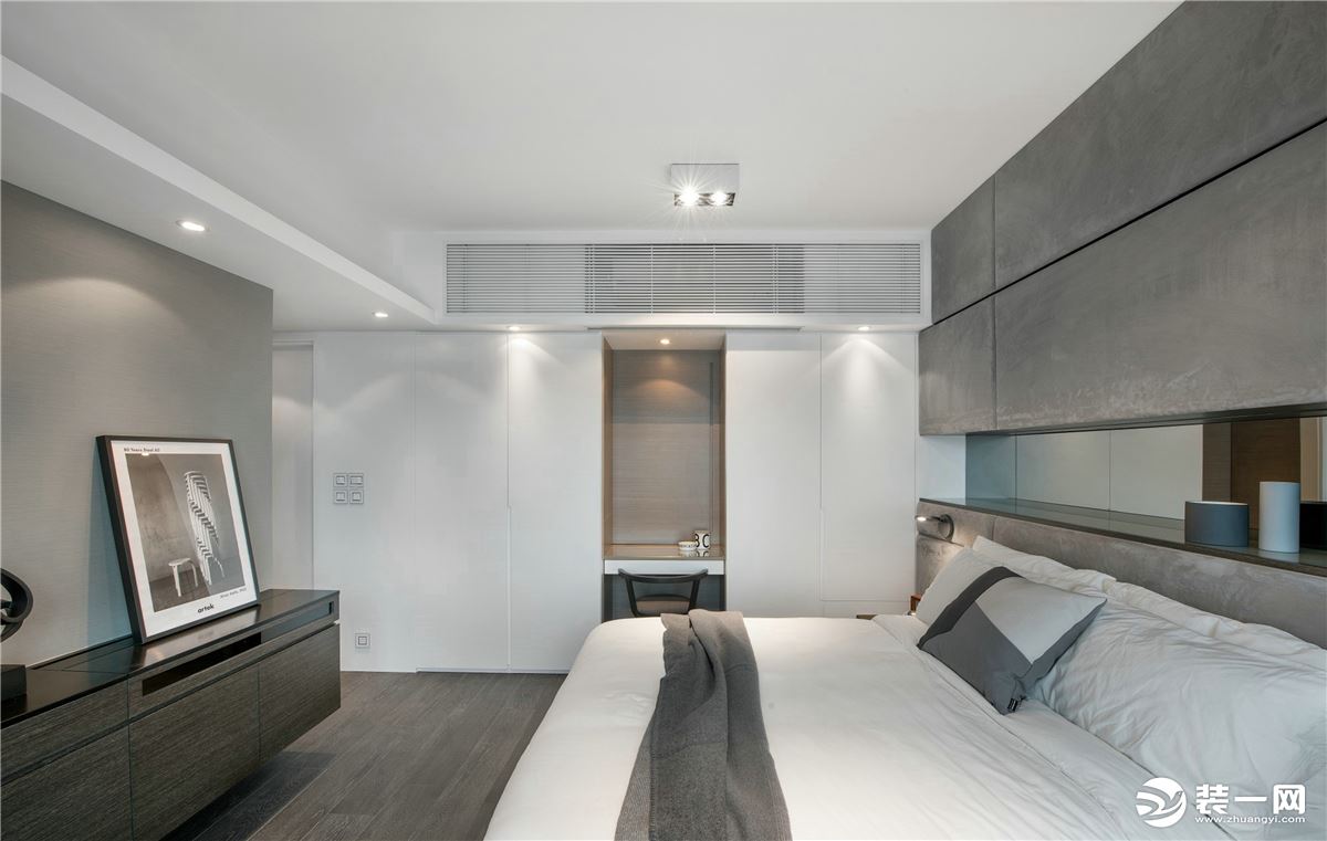 主卧，与整体风格互相呼应，灰色乳胶漆墙面搭配灰白双人床，呈现出的是一个时尚感与舒适感的睡眠空间。