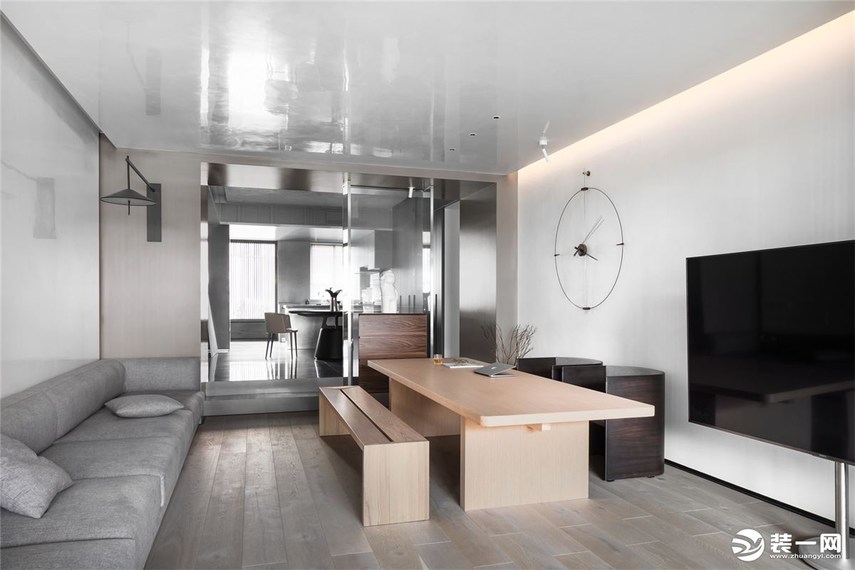 客厅以黑白灰的色调、简洁的线条，感性的材质之间的平衡来演绎空间的沉稳格调，将更多焦点集中在交流，让人