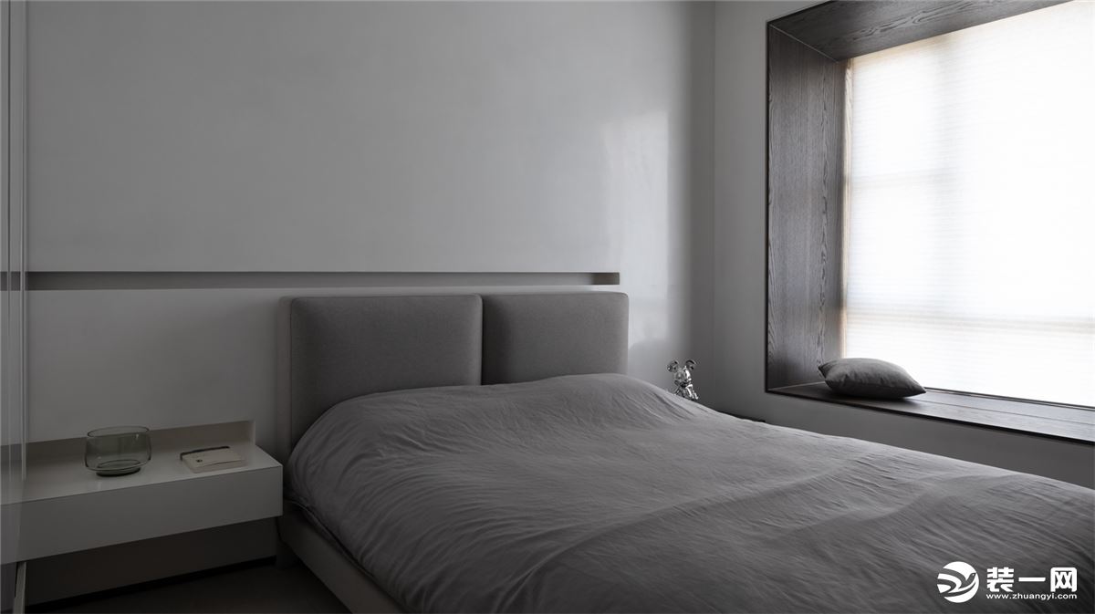 主卧房间延续了主空间的灰白色调，生活细节和家居功能性合理的融入各个空间角落，让空间更具实用性及舒适性