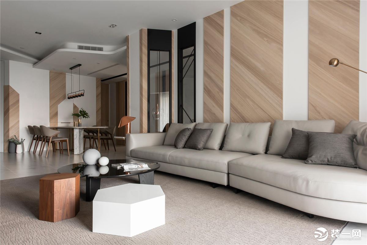 客厅，浅灰色的沙发，搭配原木沙发背景，搭配大大的窗户，充足的光线和温和的气息映入眼帘。