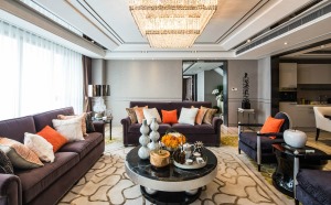 客厅温馨的现代简欧味道，时尚的深色调沙发与电视背景墙的呼应，让整个客厅营造出时尚
