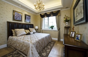 卧室背景墙的花纹，与床饰花纹的搭配，是欧式的风格特点感受浪漫与华美