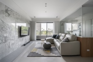 客厅以白色为主，大理石背景墙，搭配皮质沙发，简单舒适