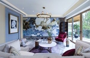 沙发对面的背景墙，壁画的设计，金色与蓝色的交杂加入白色的点缀，清澈灵动展现轻奢。