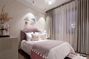 儿童房与粉色为空间的色调，粉嫩嫩的设计，适合小仙女，云朵、气球的装饰，小巧可爱。