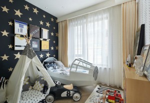 儿童房以太空舱外形的床架，星星的背景，是属于孩子的梦幻房间，感受自由与探索时空。