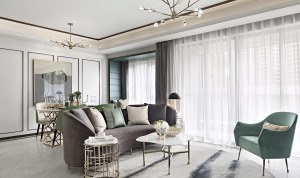 以弧形沙发搭配，摆放在客厅的中心，突出了整个客厅空间的中心，黄铜与大理石的组合，感受轻奢的品质