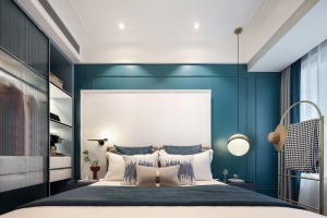 卧室以藏蓝色作为背景色，浅灰色的皮艺床，整体搭配也让卧室显得干净优雅而浪漫简洁。