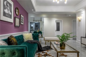 客厅以深紫色为背景色，搭配复古绿的沙发，与背景墙上的艺术画框，带有浪漫的格调