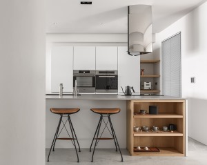 厨房以一字型布局，与岛台一体化的设计，方便实用，延伸的位置，做成了一个吧台的设计，可以用来享用简单的