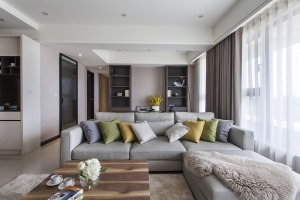 客厅，作为住宅公共区域的C位，通过软装的摆放和材质的选择，形成一个非常温暖且舒适的交流互动区，家具颜