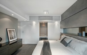 主卧，与整体风格互相呼应，灰色乳胶漆墙面搭配灰白双人床，呈现出的是一个时尚感与舒适感的睡眠空间。