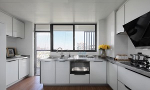 厨房选用白色为设计主调，干净清爽，空间宽裕。不锈钢的台面，也容易清扫。