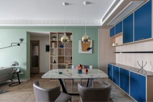 客餐厅的搭配，跳跃的蓝色餐边柜，颜值与实用兼具