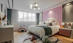 女孩房以粉色调的空间为主，床头墙整体是护墙板，一旁的装饰画，显得整个空间温馨而雅致。