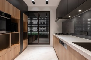 厨房以黑、白、木三色搭配，黑色与木饰面的搭配，原来也可以这么时尚好看