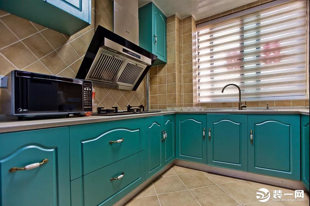 其实不然，蓝色为主搭配上一些浅浅的灰白色是最好的。亮丽的厨房橱柜，带给我们不一样的烹饪体验。