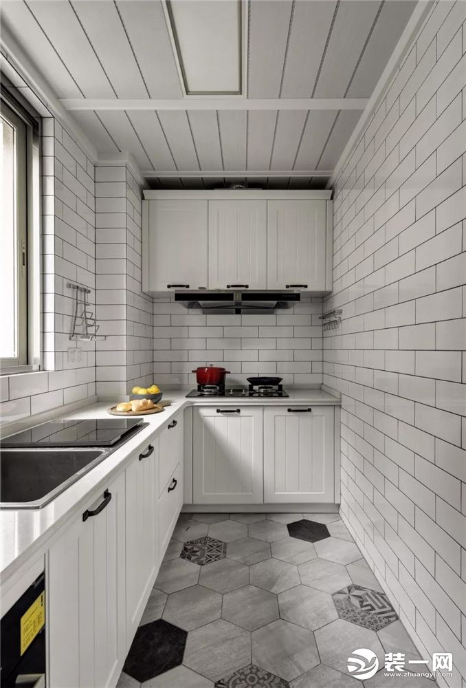 厨房白色的瓷砖与橱柜，共同打造出一个洁白干净的烹饪空间。