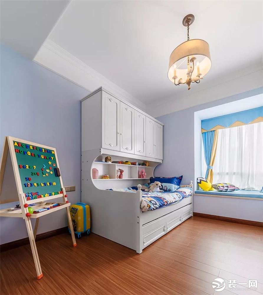 儿童房的设计让趣味性和实用性兼顾，窗旁的迷你榻榻米也是美观实用。
