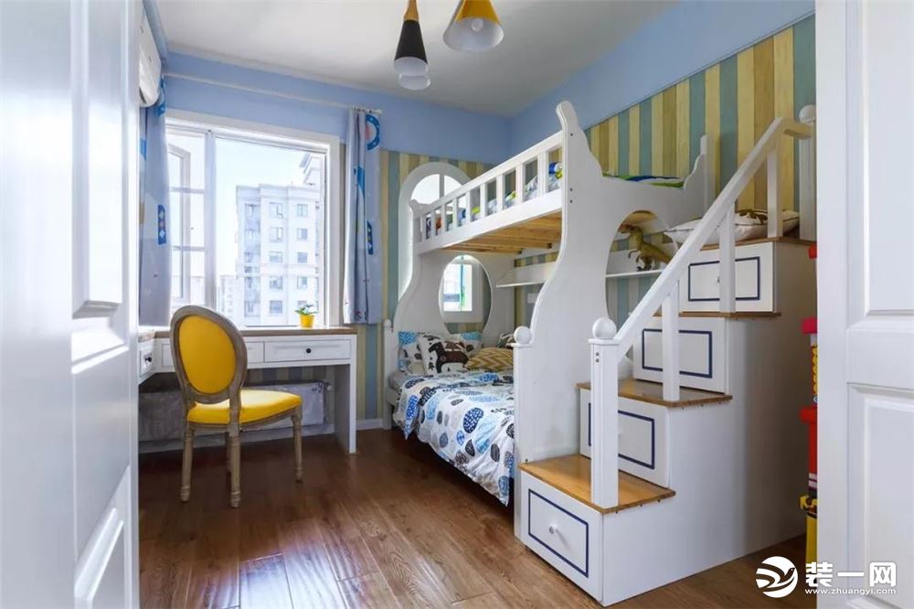 儿童房的设计可爱而活力四射，蓝色与黄色的追逐跳跃下，一静一动，是时间的积累与沉淀。