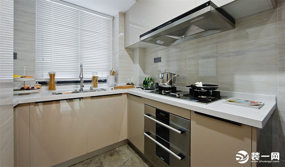 厨房采用L型的柜体，很实用，不占空间，厨房小的户型都可以考虑这种布局的 厨房