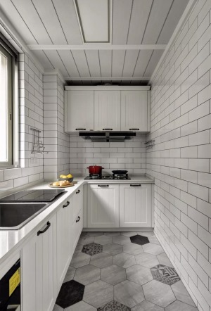 廚房白色的瓷磚與櫥柜，共同打造出一個潔白干凈的烹飪空間。
