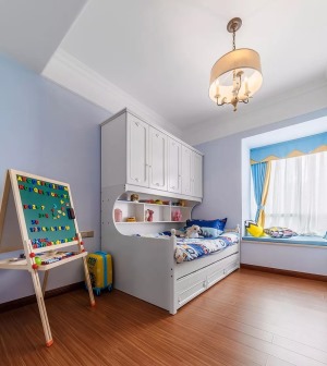 儿童房的设计让趣味性和实用性兼顾，窗旁的迷你榻榻米也是美观实用。